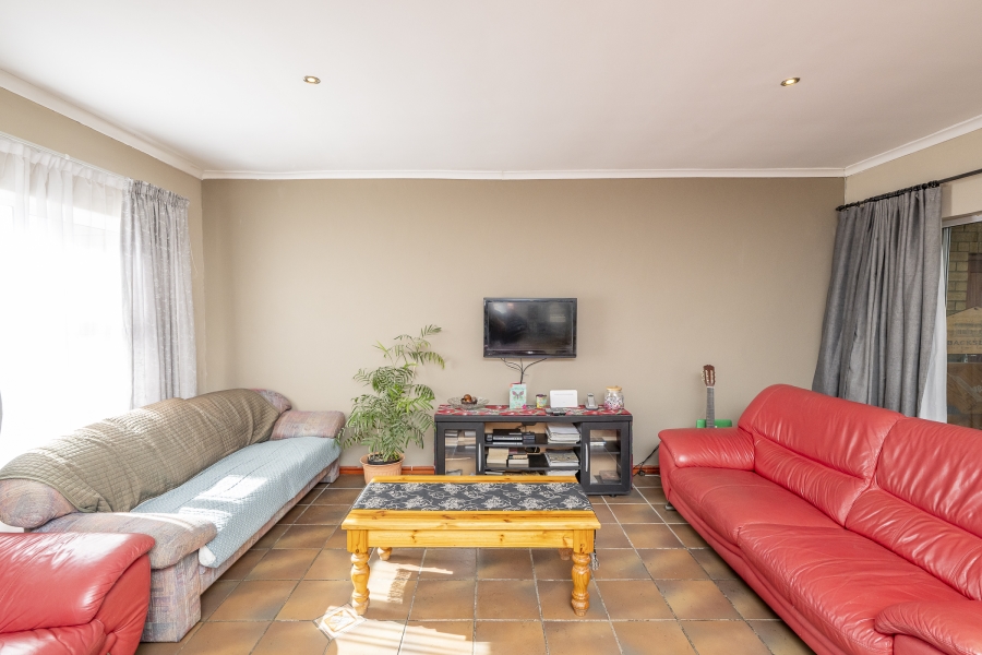 4 Bedroom Property for Sale in Uitzicht Western Cape